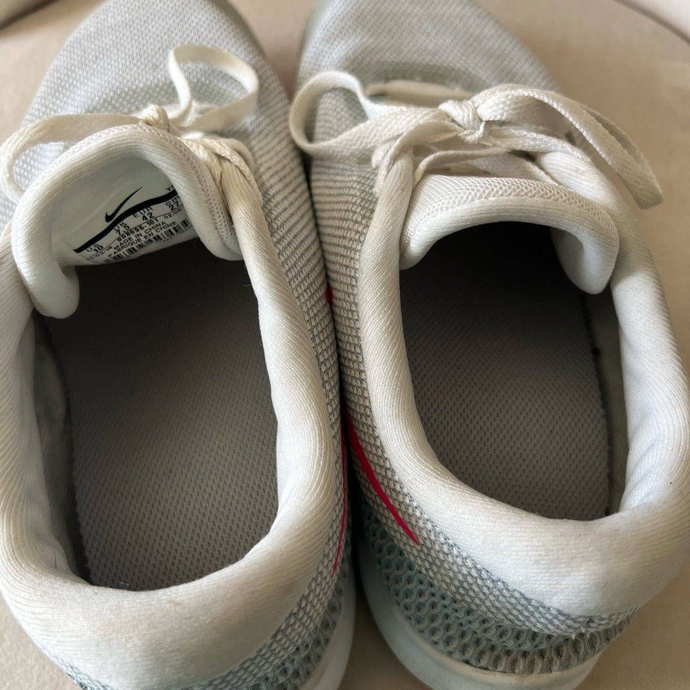Women’s Nike Shoes - Picture 4 of 5